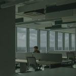Trabalho híbrido em Portugal com estações de trabalho modernas